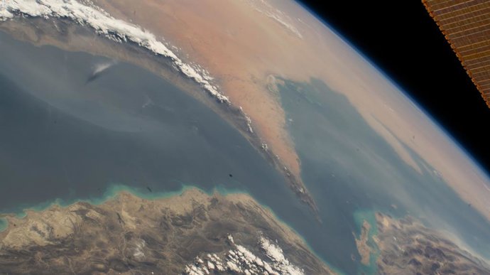 Archivo - FILED - 18 August 2022, ---, Strait of Hormuz: A satellite image, captured by NASA, shows the Strait of Hormuz, which connects the Gulf of Oman (L) with the Persian Gulf (R) and separates Iran (below) from the countries of the Arabian Peninsula-