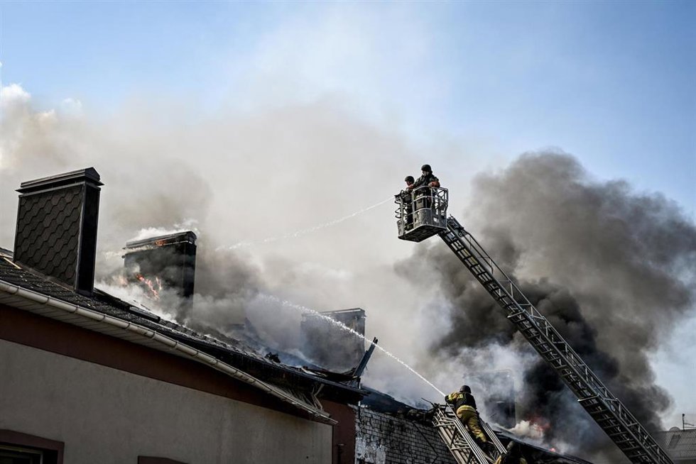 Incendio en un edificio de oficinas provocado por un ataque con drones rusos en Zaporiyia, Ucrania