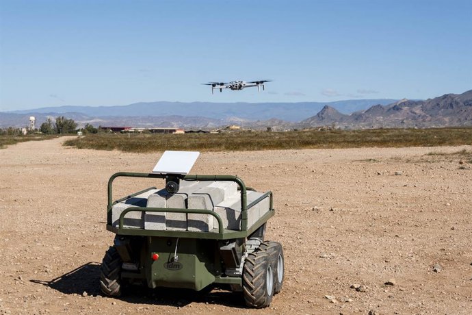 Unidades do Centro de Força Futura do Exército realizam uma demonstração do uso de capacidades diferenciadas em um cenário tático que mostra a aplicação tecnológica em ação. Em 14 de abril de 2026, em Viator, Almería (Andaluzia, Espanha). 