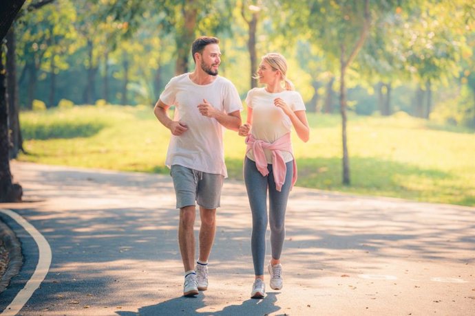 Pareja haciendo ejercicio en un parque