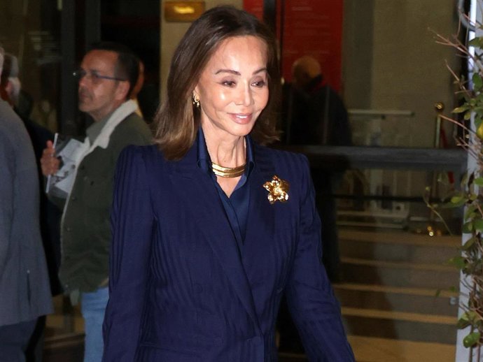 Isabel Preysler sale del Teatro Real donde ha asistido al estreno de la ópera 'La novia vendida'