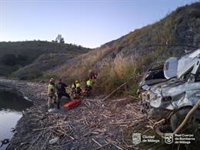 Muere en Málaga un hombre y herido un menor tras caer su coche por un desnivel