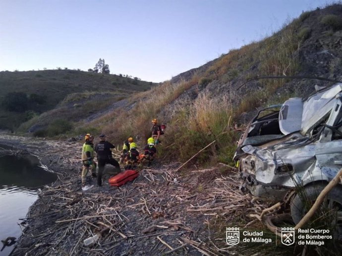 Efectivos actúan tras un accidente en Málaga