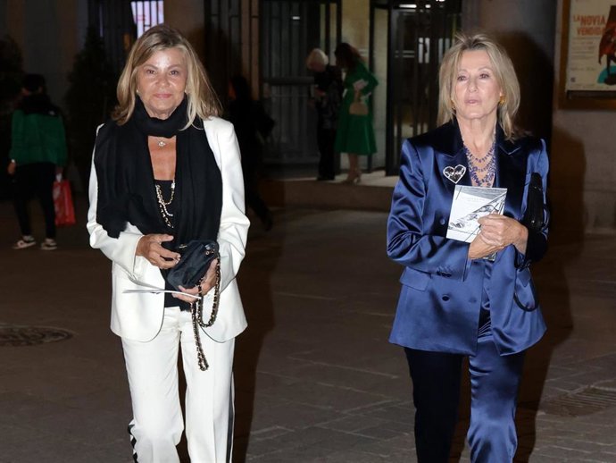 Las hermanas Cari y Miriam Lapique salen del Teatro Real