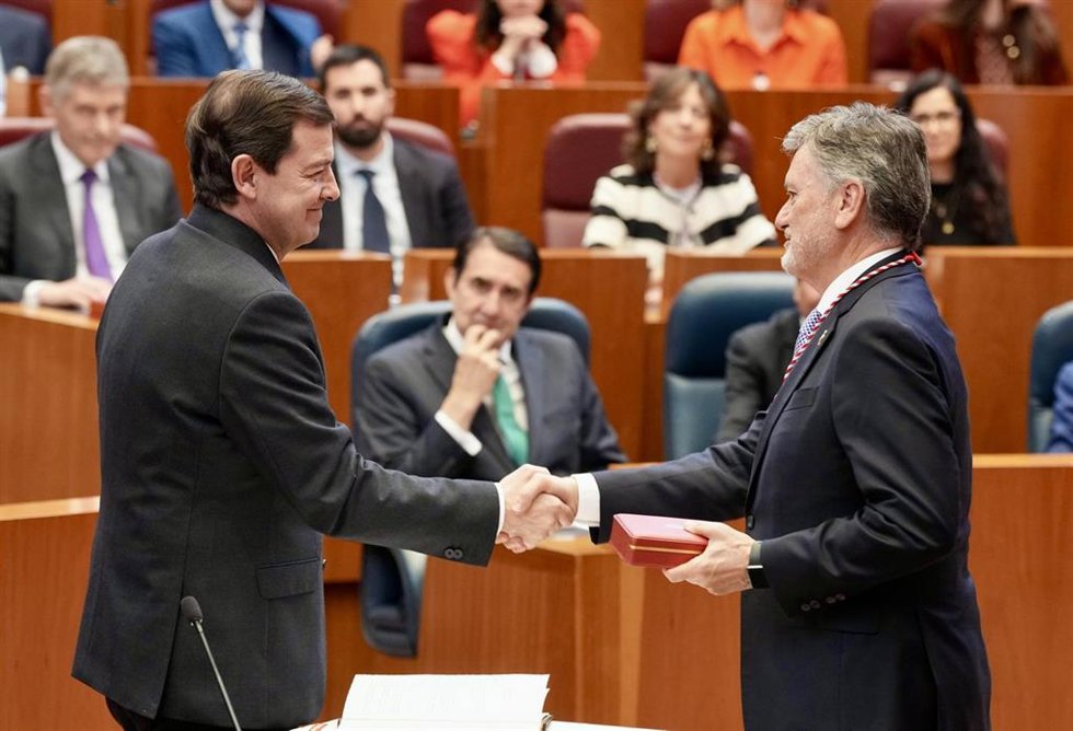 Mañueco recoge la Medalla de las Cortes en la constitución de las Cortes de la XII Legislatura