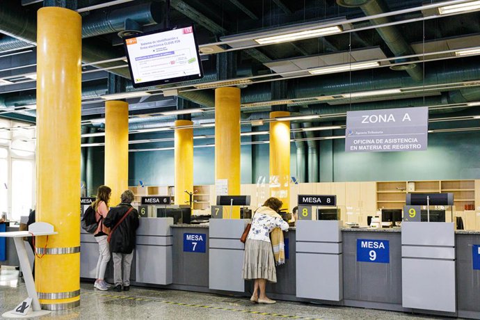 Archivo - Varias personas son atendidas en la Agencia Tributaria para presentar la declaración de la renta correspondiente al ejercicio de 2022, en la Administración de Hacienda de Montalbán, a 1 de junio de 2023, en Madrid (España). Desde hoy la Agencia 