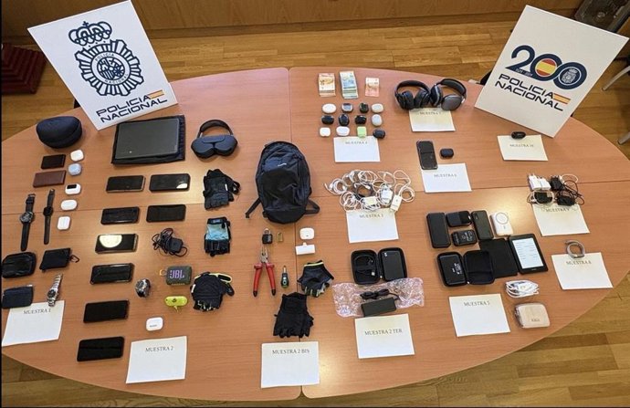 Artículos tecnológicos incautados a un hombre que durante años robó en las taquillas de gimnasios de Madrid