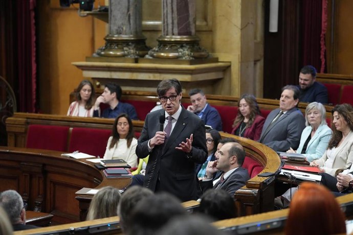 El president de la Generalitat de Catalunya, Salvador Illa, durante un pleno en el Parlament de Catalunya, a 15 de abril de 2026, en Barcelona, Catalunya (España).