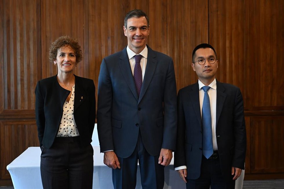 De izquierda a derecha, la presidenta Chivite, el presidente Sánchez y el fundador de Hithium, Jeff Wu.