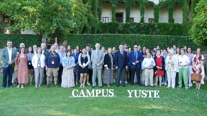 Archivo - Participantes en el curso de Campus Yuste sobre la Revolución de los Claveles