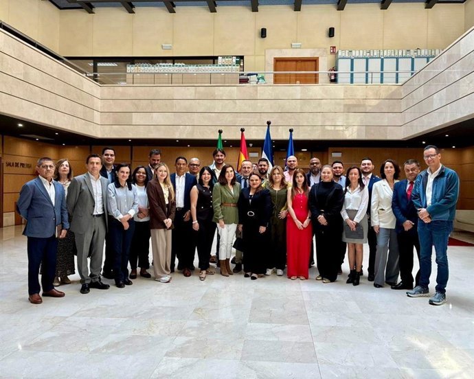 La consejera de Empleo, Empresa y Trabajo Autónomo de la Junta de Andalucía, Rocío Blanco, en un encuentro institucional en Sevilla con una delegación del Congreso Nacional de Honduras.
