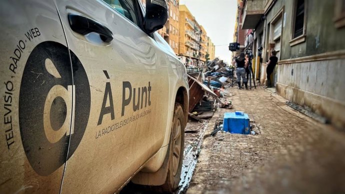 Archivo - Vehículo de À Punt cubriendo la dana