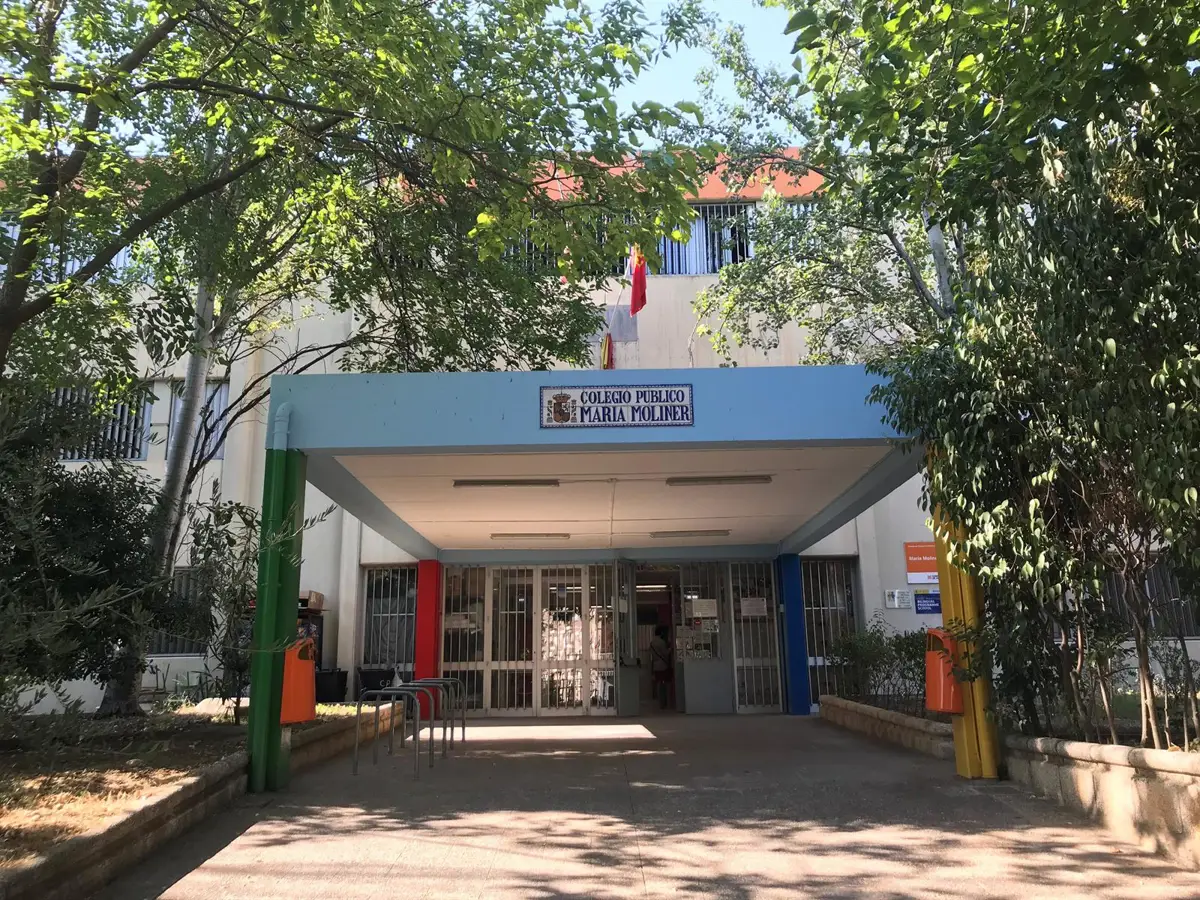 Entrada del colegio María Moliner, fachada, acceso