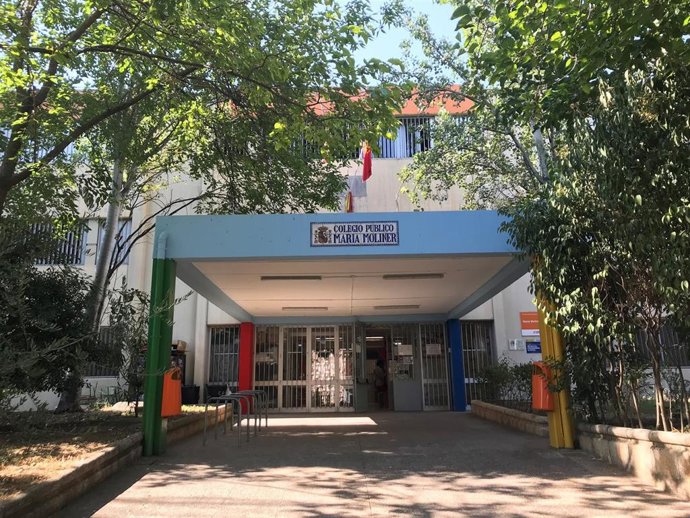Archivo - Entrada del colegio María Moliner, fachada, acceso