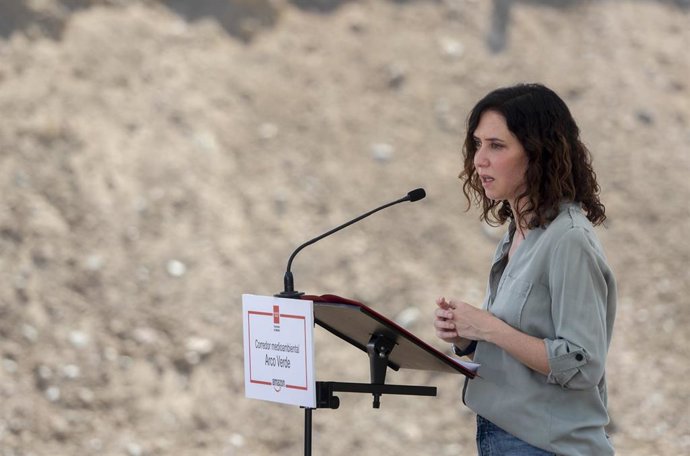 Archivo - La presidenta de la Comunidad de Madrid, Isabel Díaz Ayuso, durante una visita a la nueva pasarela sobre el río Henares y al corredor medioambiental Arco Verde, a 22 de julio de 2025, en Mejorada del Campo, Madrid (España).