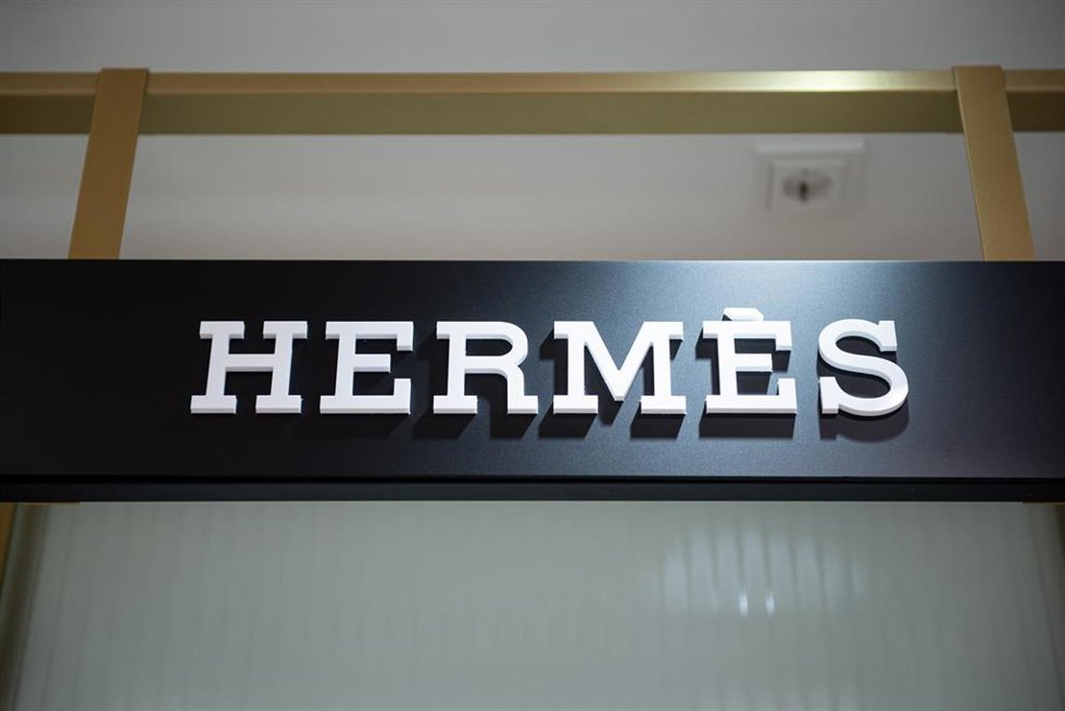 Archivo - FILED - 22 October 2020, Hamburg: The Hermes brand logo, can be seen at a Douglas store on Jungfernstieg. Photo: Daniel Reinhardt/dpa