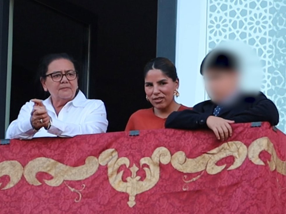 María del Monte, Isa Pantoja y su hijo Alberto durante la pasada Semana Santa en Sevilla disfrutando de las procesiones