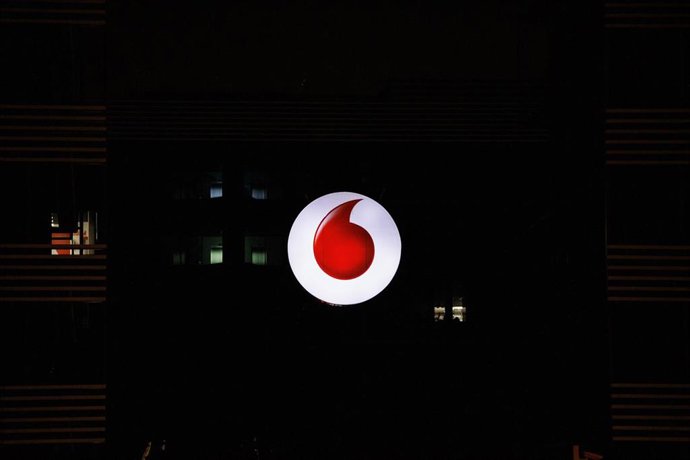 Archivo - Logo de la empresa de Vodafone encendido, en Madrid (España).