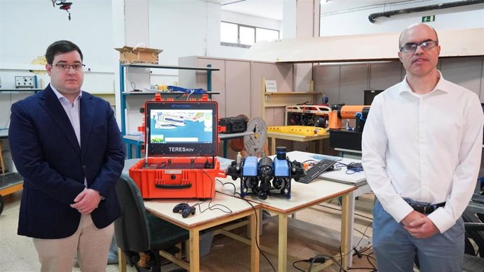 José Joaquín Sainz (izquierda), y Elías Revestido, en el laboratorio de la ETS de Náutica