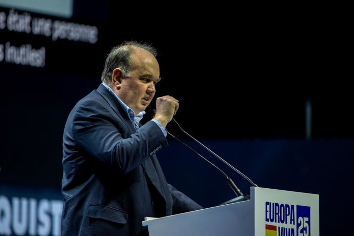 Archivo - September 14, 2025, Madrid, Spain: Rafael Lopez Aliaga, mayor of Lima, Peru, addresses the audience during the ''Europe Viva 2025'' event, held at the Vistalegre Palace in Madrid. Europa Viva 2025 is the convention of the Spanish far-right party