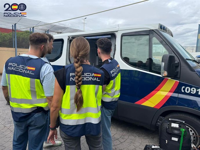 Agentes de la Policía Nacional en el Centro de Internamiento de Extranjeros (CIE) de Barcelona