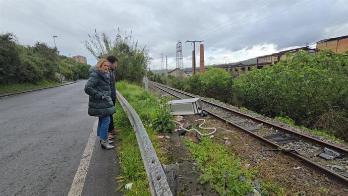 La alcaldesa de Barakaldo, Amaia del Campo, y el concejal de Alcaldía, Gorka Zubiaurre, en la zona afectada.