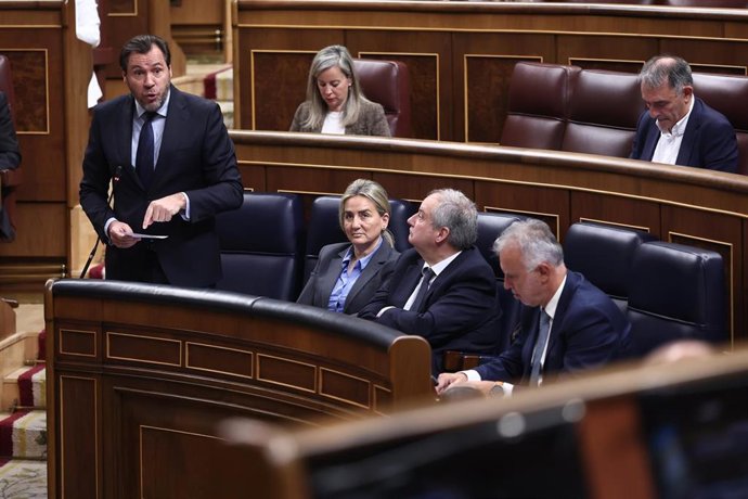 El ministro de Transportes, Óscar Puente, durante un pleno en el Congreso de los Diputados, a 15 de abril de 2026, en Madrid (España). 