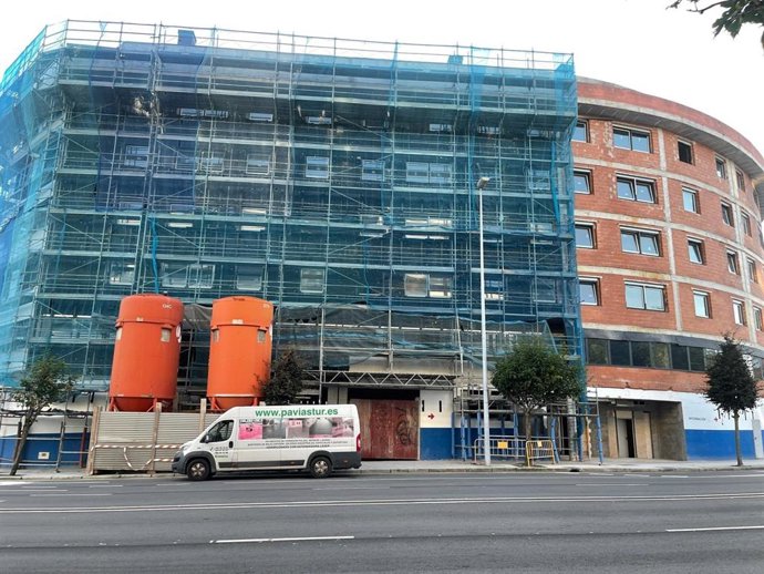 Archivo - Edificio en construcción en Oviedo.