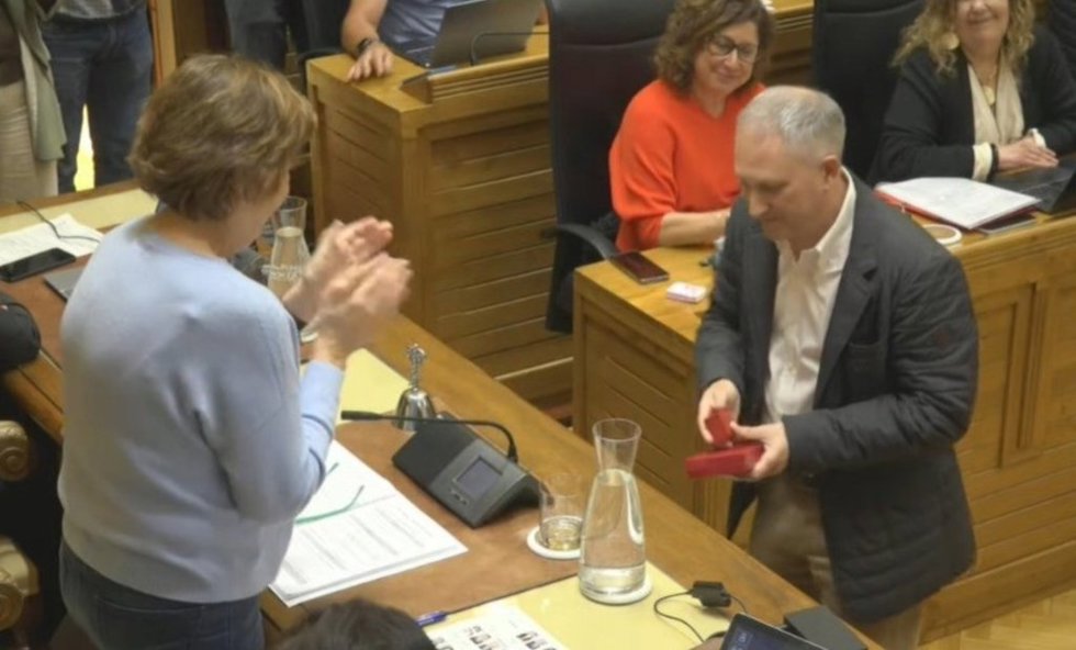 Manuel Antonio del Corro Fernández toma posesión de su cargo de edil del PSOE, en el Pleno Municipal de Gijón, en sustutición de Natalia González Peláez