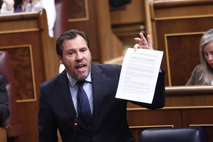 El ministro de Transportes, Óscar Puente, durante un pleno en el Congreso de los Diputados, a 15 de abril de 2026, en Madrid (España)