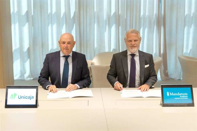 El director de Comunicación e Imagen de Unicaja, Fernando Ríos, y por el presidente de Mandatum, Álvaro Polo, en la firma del convenio de colaboración.