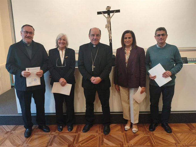 Los nuevos cargos diocesanos prestan juramento en un acto presidido por el arzobispo de Pamplona, Florencio Roselló.