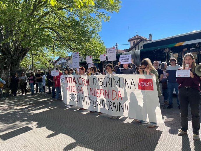 Nueva concentración de trabajadores de INTIA por la "igualdad salarial" del personal subrogado.