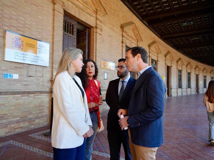 El cabeza de lista de Vox por Sevilla, Javier Cortés, junto a la número dos, Cristina Peláez, en la Torre Norte de la Plaza de España.