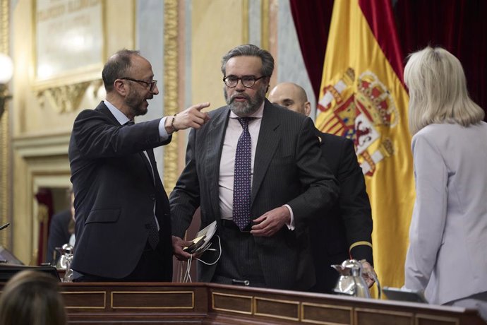 O primeiro vice-presidente do Congresso, Alfonso Rodríguez de Celis (à esquerda), e o deputado do Vox José María Sánchez (à direita), durante a sessão plenária no Congresso dos Deputados, em 14 de abril de 2026, em Madri (Espanha). A sessão plenária abord