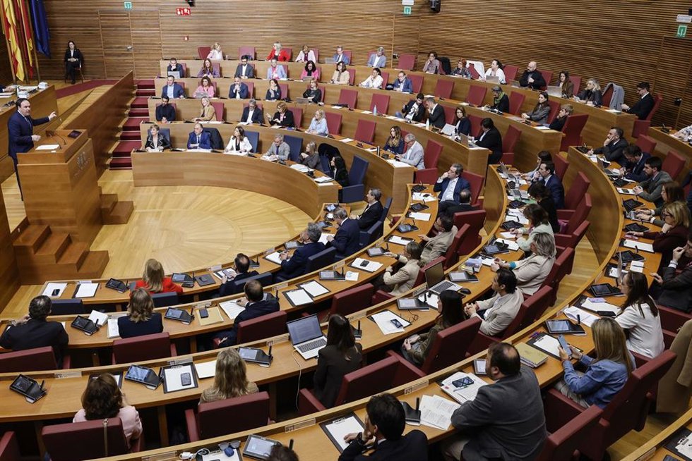 El presidente de la Generalitat valenciana, Juanfran Pérez Llorca, durante una sesión de control, en Les Corts Valencianes, a 1 de abril de 2026, en Valencia