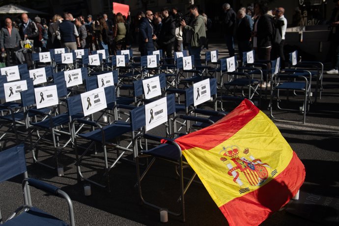Manifestantes durante la concentración convocada por la Asociación Víctimas Descarrilamiento Adamuz frente al Congreso, a 15 de abril de 2025, en Madrid (España).