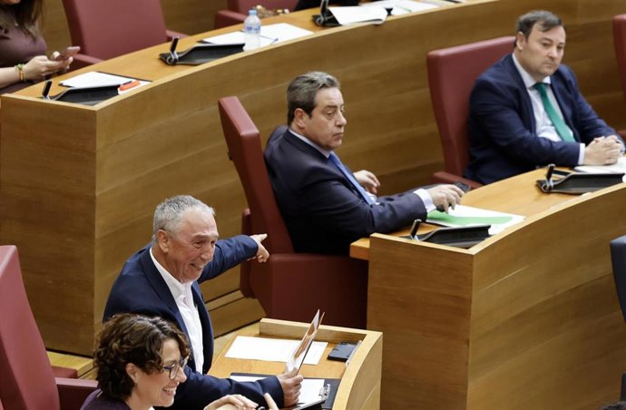 El síndic de Compromís en Les Corts, Joan Baldoví, señala al síndic de Vox, José Mª Llanos, en la sesión de control de este miércoles