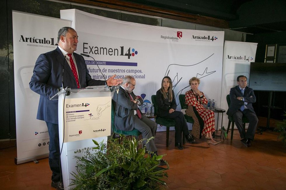 El Consejero De Agricultura, Ganadería Y Desarrollo Rural, Julián Martínez Lizán, Inaugura La Mesa De Debate ‘El Futuro De Nuestros Campos. Una Mirada Europea Y Nacional’, Organizada Por El Periódico Artículo 14 Y El Colegio De Registradores De España.