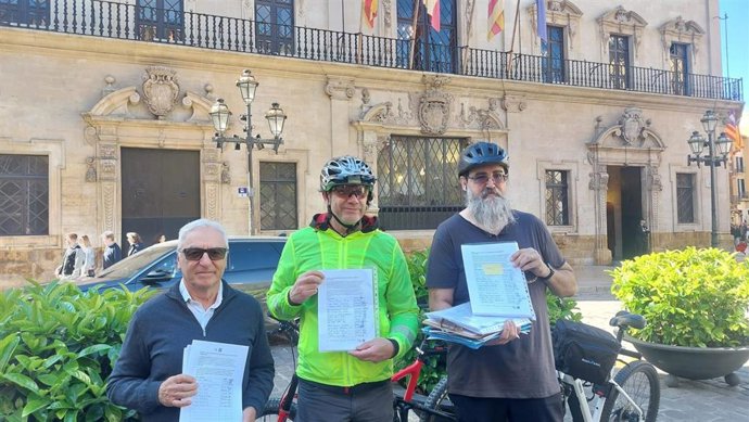 Representantes de la entidad Dret de Pas enseñan las firmas recogidas en favor de las alegaciones a la ley de la Serra de Tramuntana.