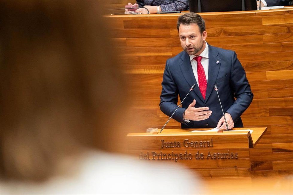 El presidente del PP de Asturias y portavoz parlamentario, Álvaro Queipo, interviene en el Pleno de este miércoles en la Junta General.