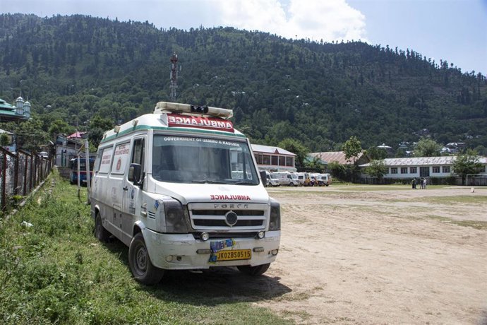 Archivo - Una ambulancia en Srinagar, en la Cachemira india (archivo)