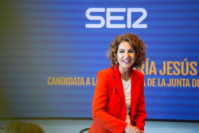 La secretaria general del PSOE-A y candidata a la Presidencia de la Junta de Andalucía, María Jesús Montero, durante el encuentro organizado por la Cadena Ser Andalucía en el Club Cámara Antares. A 15 de abril de 2026 en Sevilla (Andalucía, España). La se