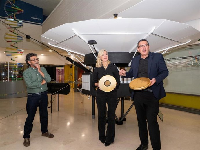 La concejala de Educación y Cultura, Irene Carvajal, presenta una maqueta a tamaño real de una de las sondas espaciales Voyager en el Museo de la Ciencia de Valladolid