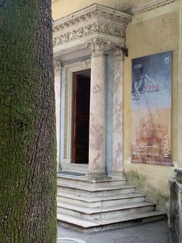 Imagen del acceso a la exposición con el cartel de la exposición