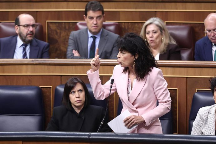 La ministra de Igualdad, Ana Redondo, durante un pleno en el Congreso de los Diputados, a 15 de abril de 2026, en Madrid (España). Pleno de control al Gobierno con preguntas e interpelaciones de la oposición centradas en corrupción, gestión de la crisis e