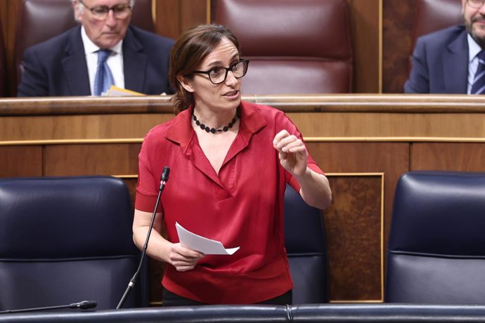 A ministra da Saúde, Mónica García, durante uma sessão plenária no Congresso dos Deputados, em 15 de abril de 2026, em Madri (Espanha). Sessão plenária de fiscalização do governo com perguntas e interpelacões da oposição centradas na corrupção e na gestão