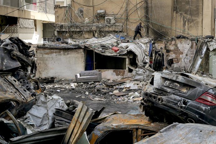 14 de abril de 2026, Beirute, Beirute, Líbano: Um homem conserta cabos elétricos no local dos ataques aéreos israelenses em Beirute. O Líbano e Israel estão realizando suas primeiras conversações diplomáticas diretas em mais de 30 anos. As conversações tê