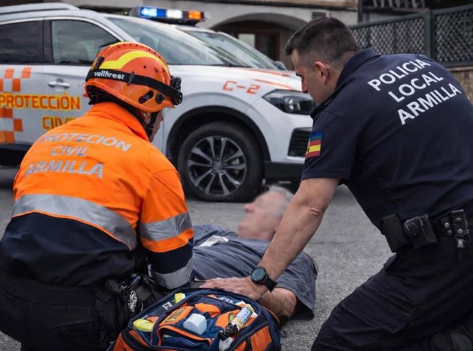Miembros de la Policía Local y de Protección Civil de la ciudad granadina de Armilla han actuado en una emergencia después de que un hombre sufriera una hemorragia cerebral y lo movilizaron y trasladaron a un centro hospitalario.