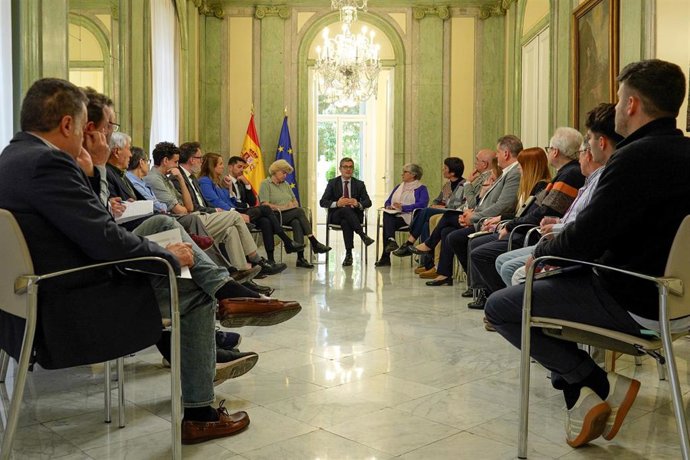 El ministro Félix Bolaños se reúne con víctimas de abusos en la Iglesia.